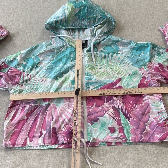 Nike CT6073-496 Women's Sportswear Windrunner Cropped Jacket Floral Large - Picture 4 of 9